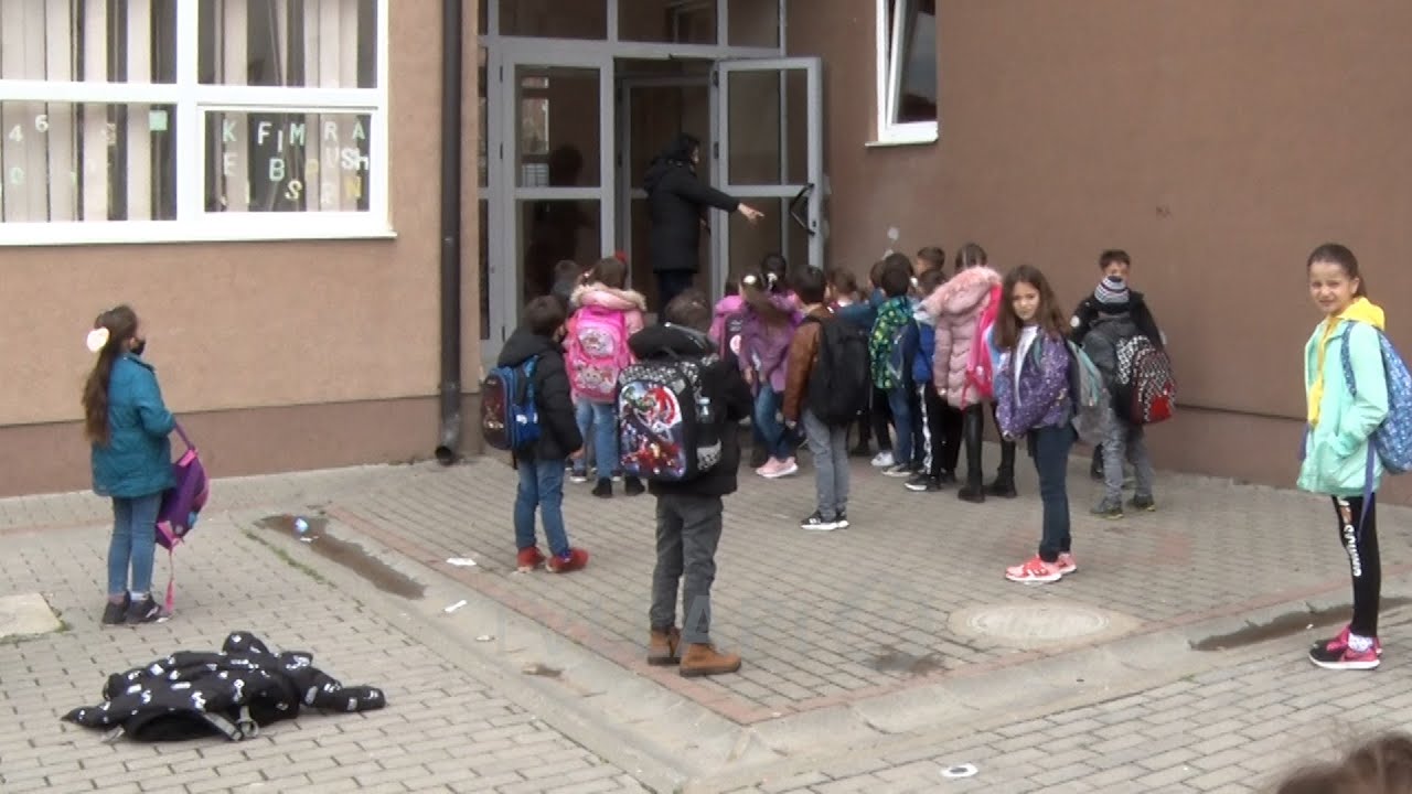 ​Nxënësve po ua rrezikojnë shëndetin çantat e rënda