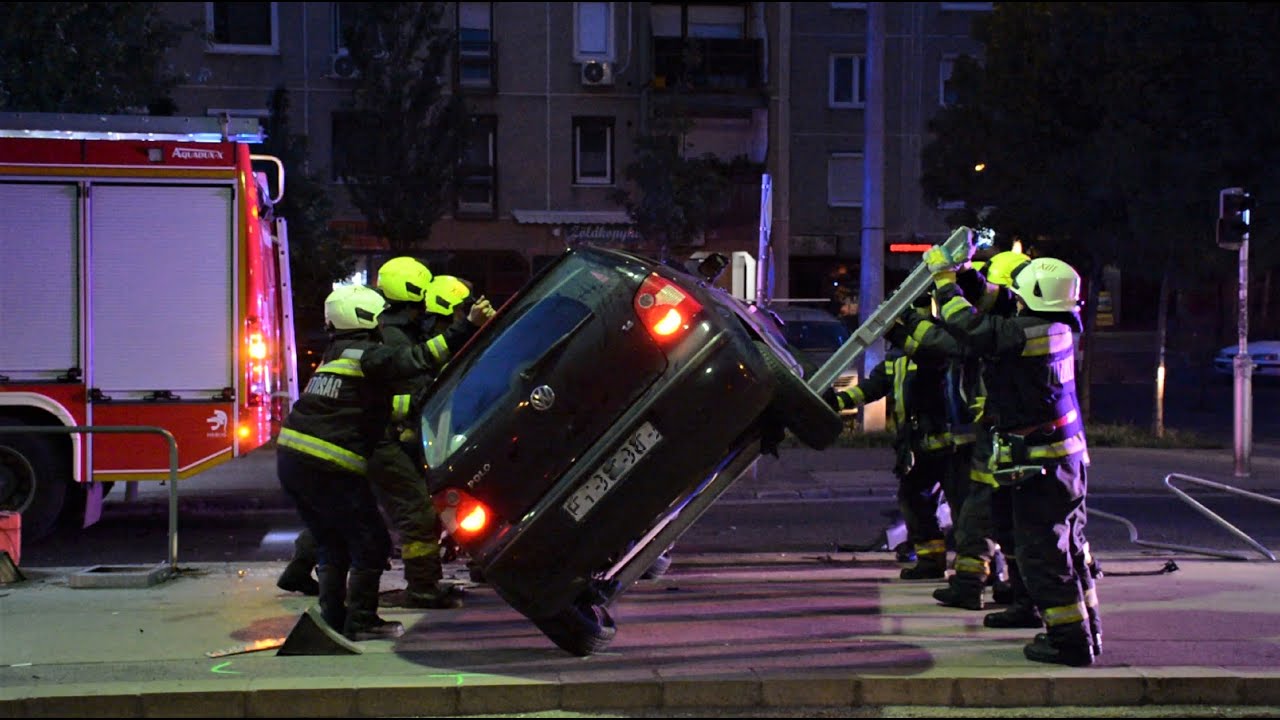 Felborult VW Polo műszaki mentése | TŰZOLTÓK BEVETÉSEN