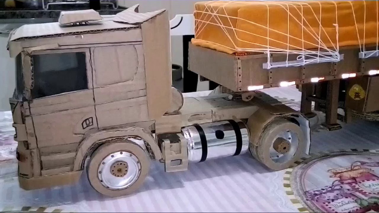 Miniatura Scania feito de papelão