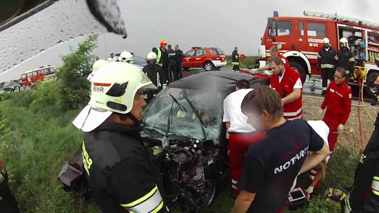 Verkehrsunfall mit eingeklemmter Person auf der B17 zwischen Sollenau und Günselsdorf