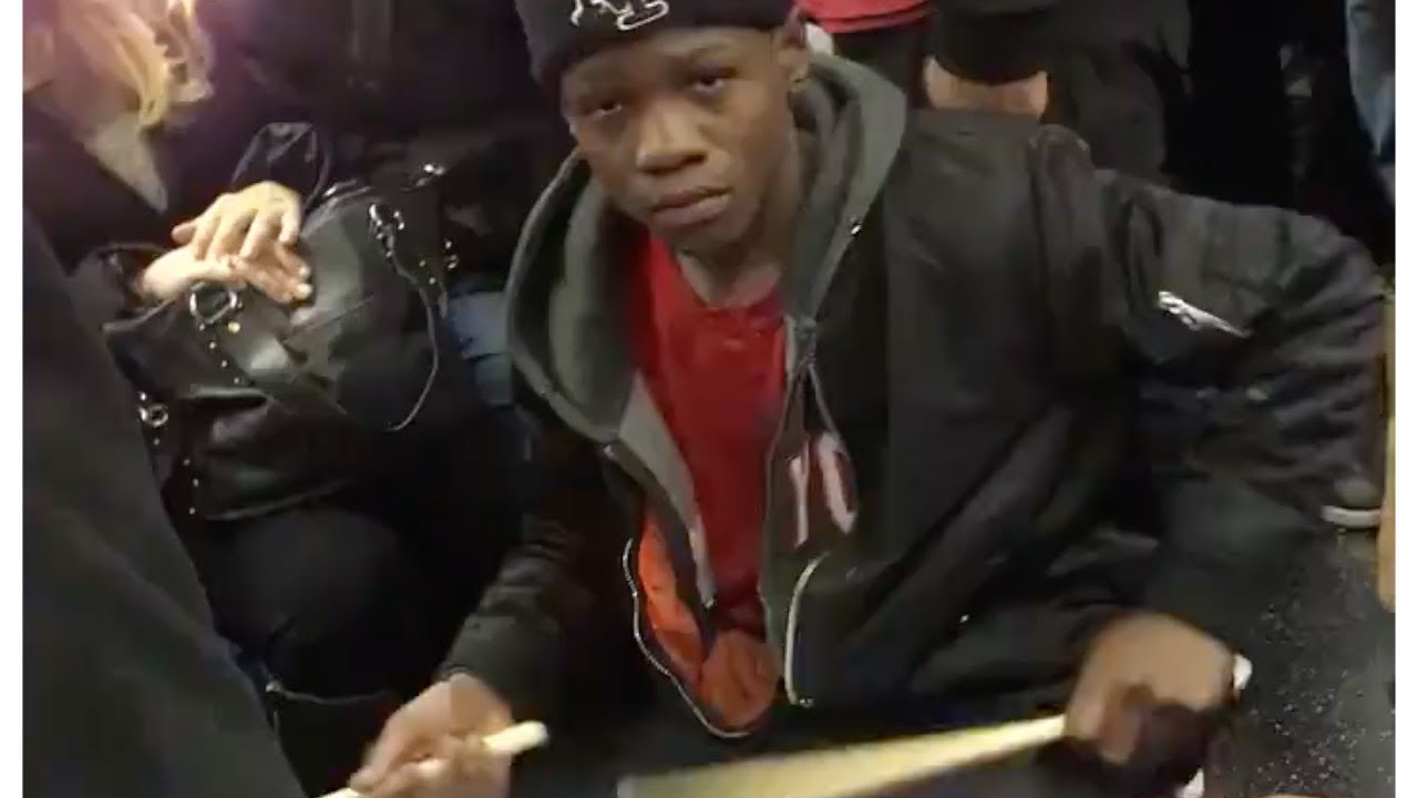 KIDS SINGING ON THE SUBWAY IN NEW YORK ! AMAZING VOICE !