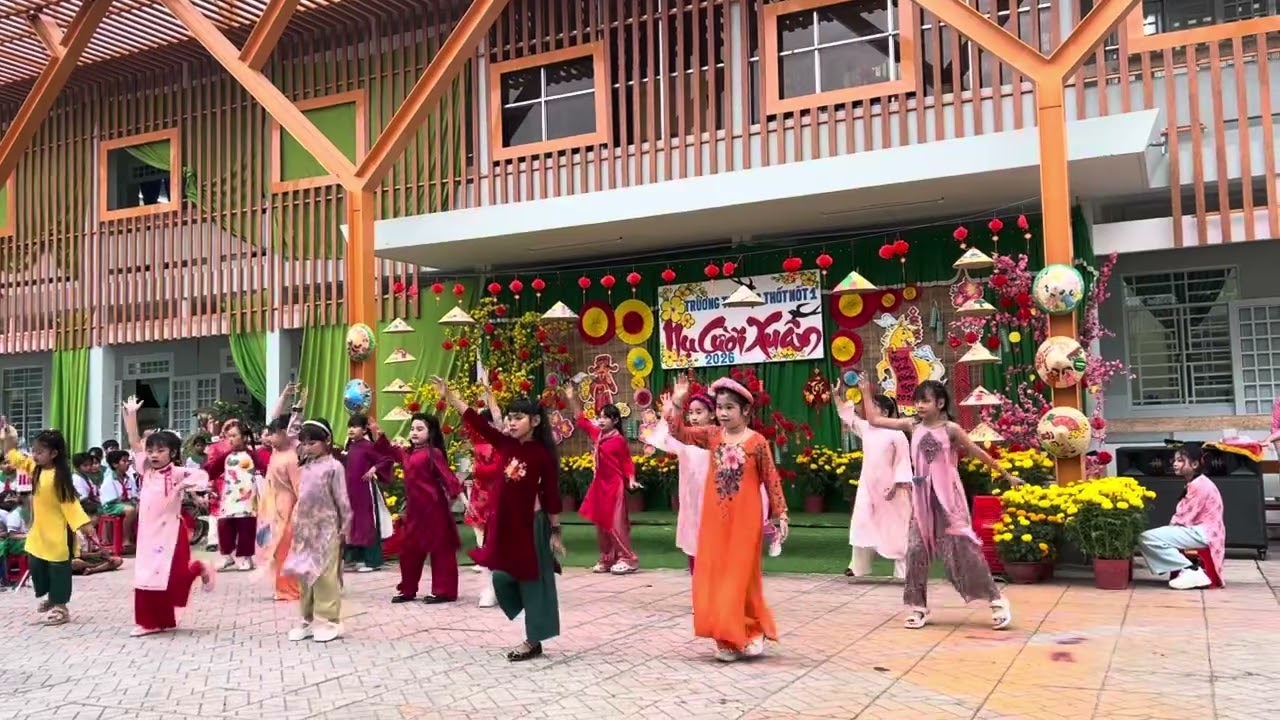 Tết ở trường em bé lớp 2