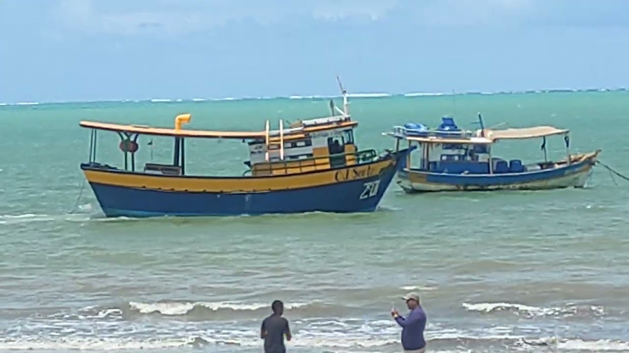 Barco carregando pra subir ao mar em Maragogi 