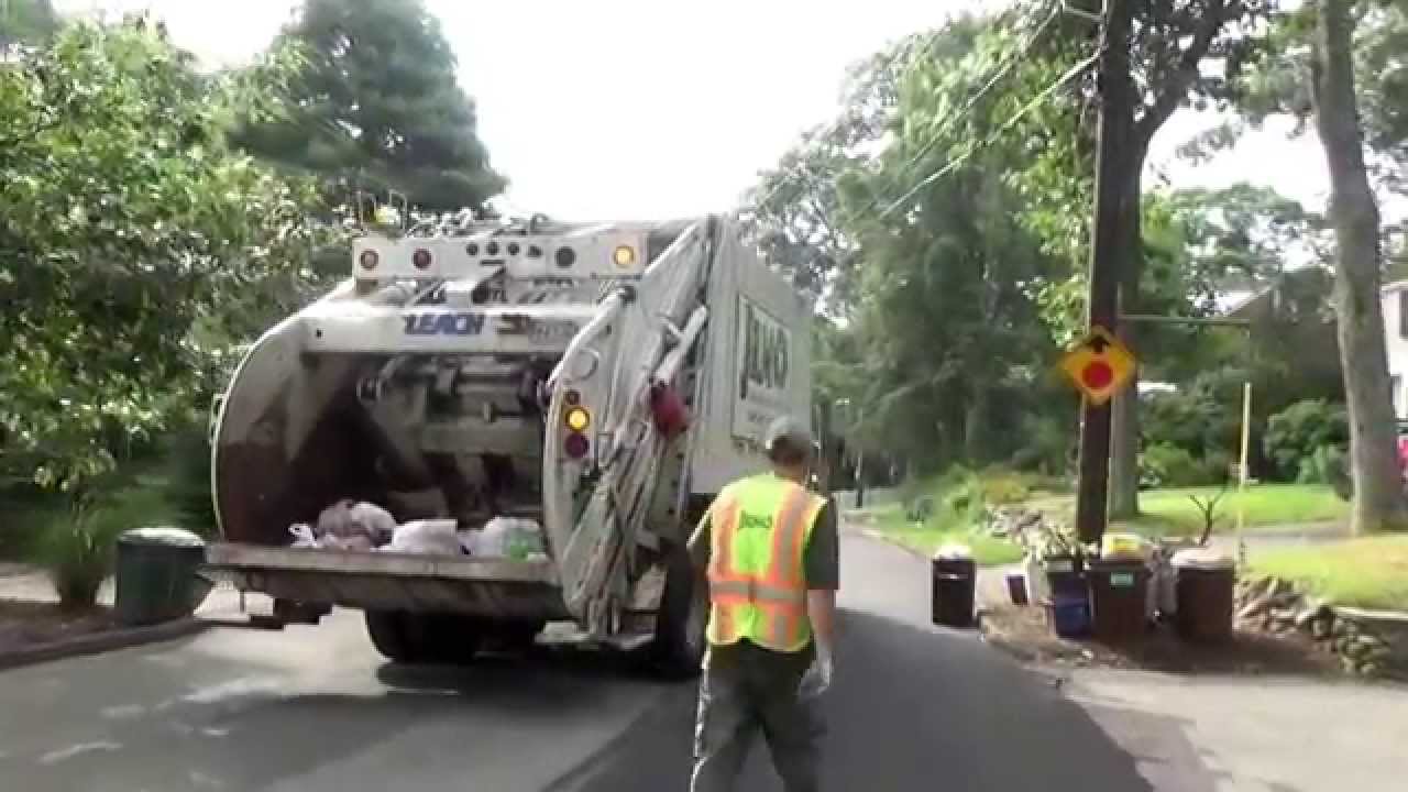 J.R.M. Hauling and Recycling 1999 - Mack MR Leach 2R2