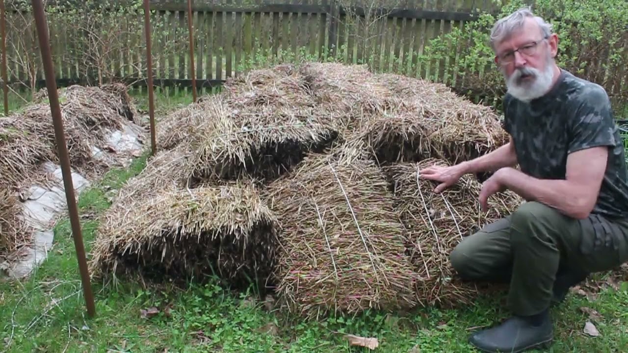 Krótko o kostkach, czyli przygotowanie kostek słomy do nowego sezonu ogrodniczego.