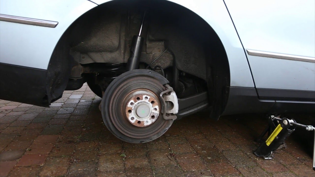 VW Passat B6 2005-2010 Fitting New shock absorber : Guide on How To Replace Rear Struts