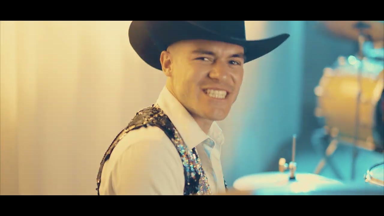 Banda Los Reales - Me Vuelves Loco (Video Oficial)