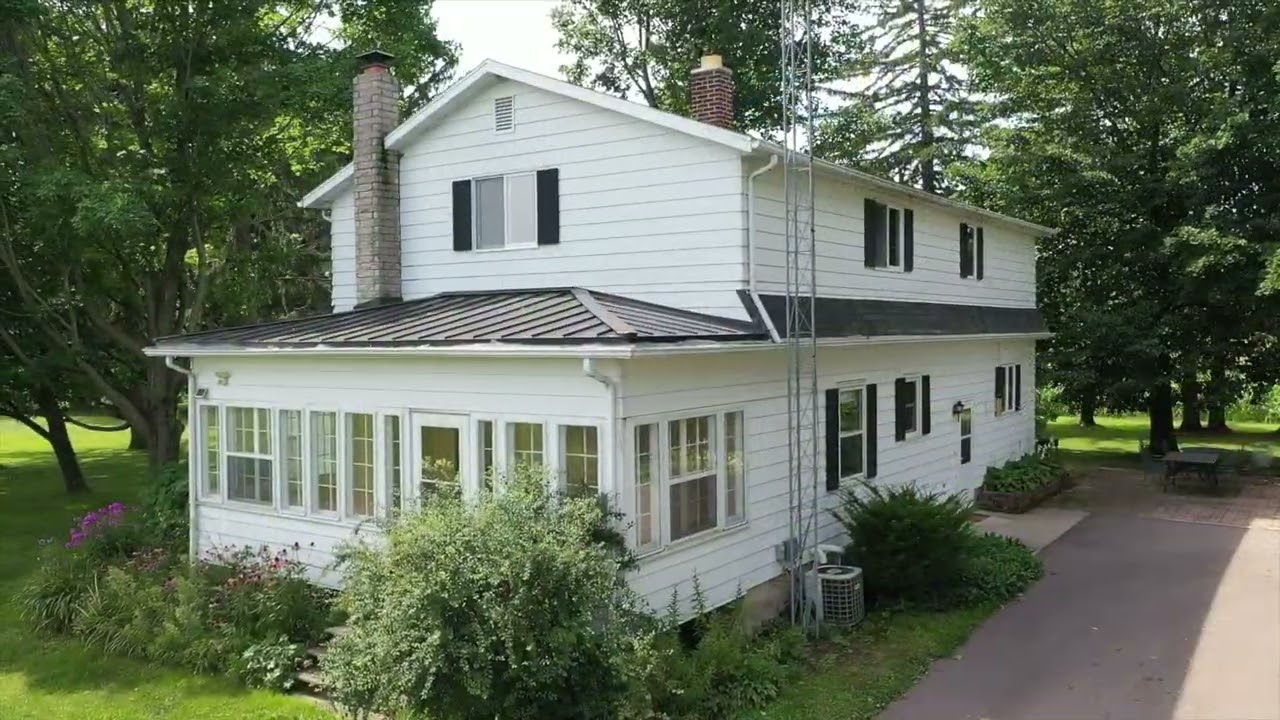 N9777 Bauer Rd, Clintonville, WI 54929