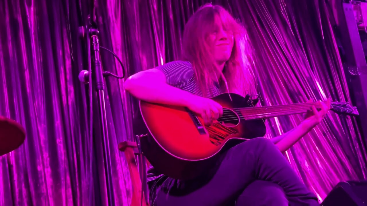 GWENIFER RAYMOND - Bliws Afon Taf, live at The Ivy House, London mov