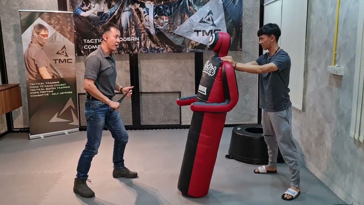 การเช็ค หรือการกระแทกด้วยดิ้ว/Baton push-check
