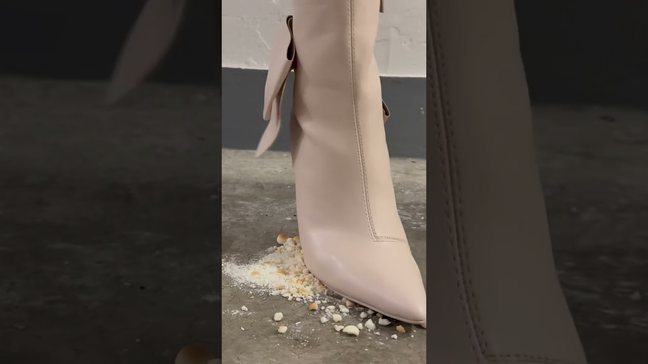 New ankle boots crush little snack with twist on them（I may buy the black one too)