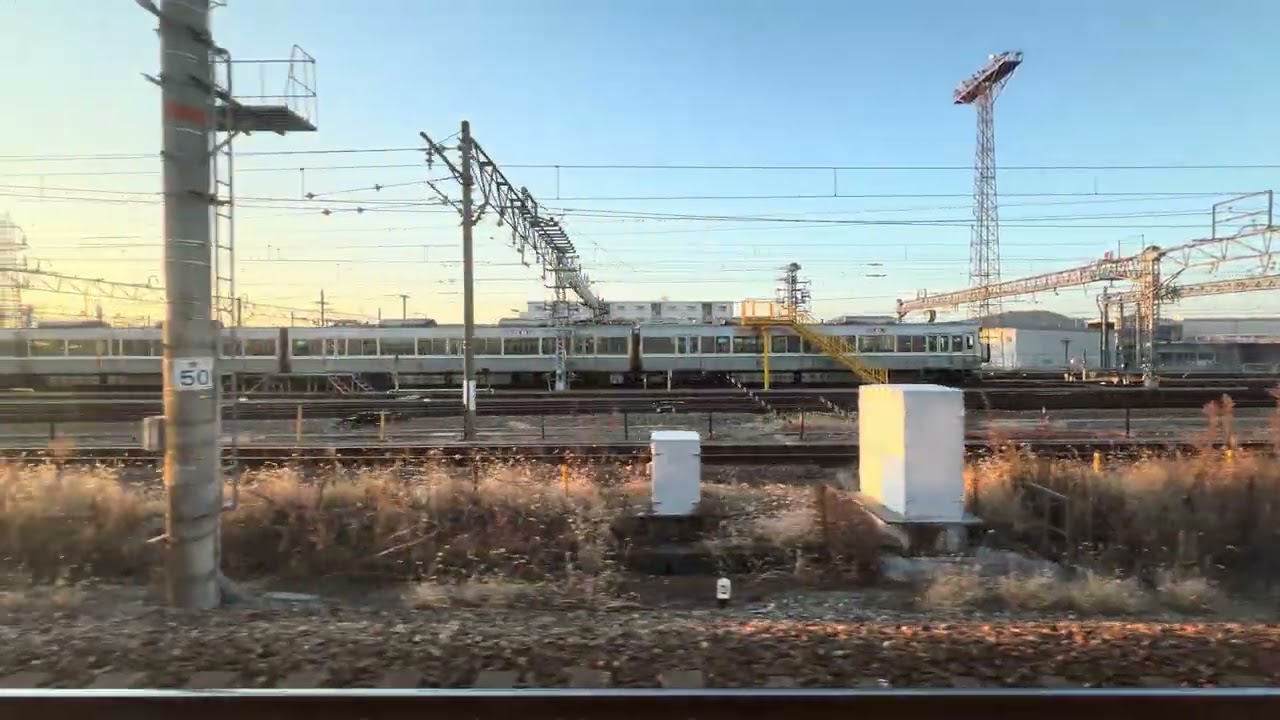 223・225系を追い抜く227系（+網干総合車両所の車窓）