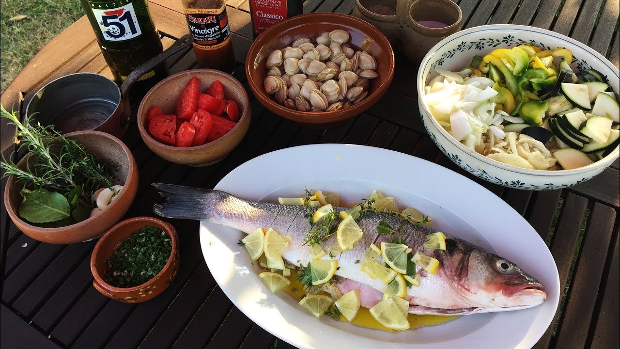 Bar grillé à la plancha, flambé au pastis