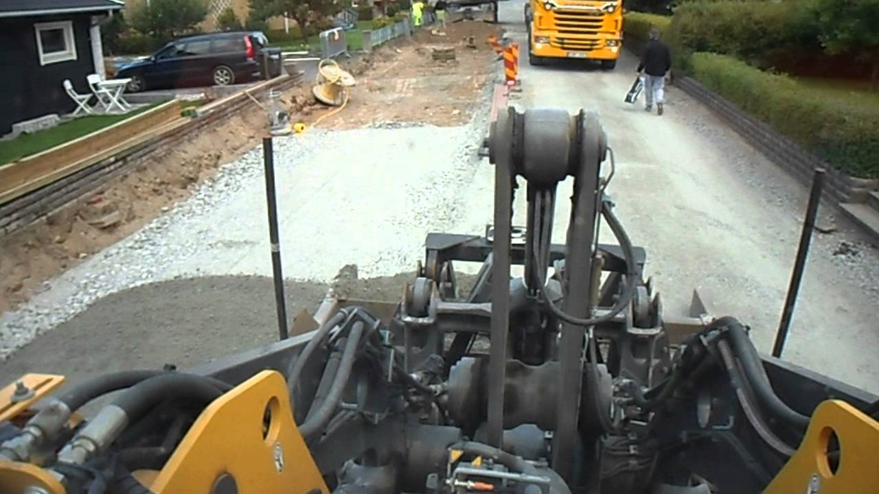 Volvo L70F med Ufo-tilt  planerar bärlager med planeringsskopa och justerbalk