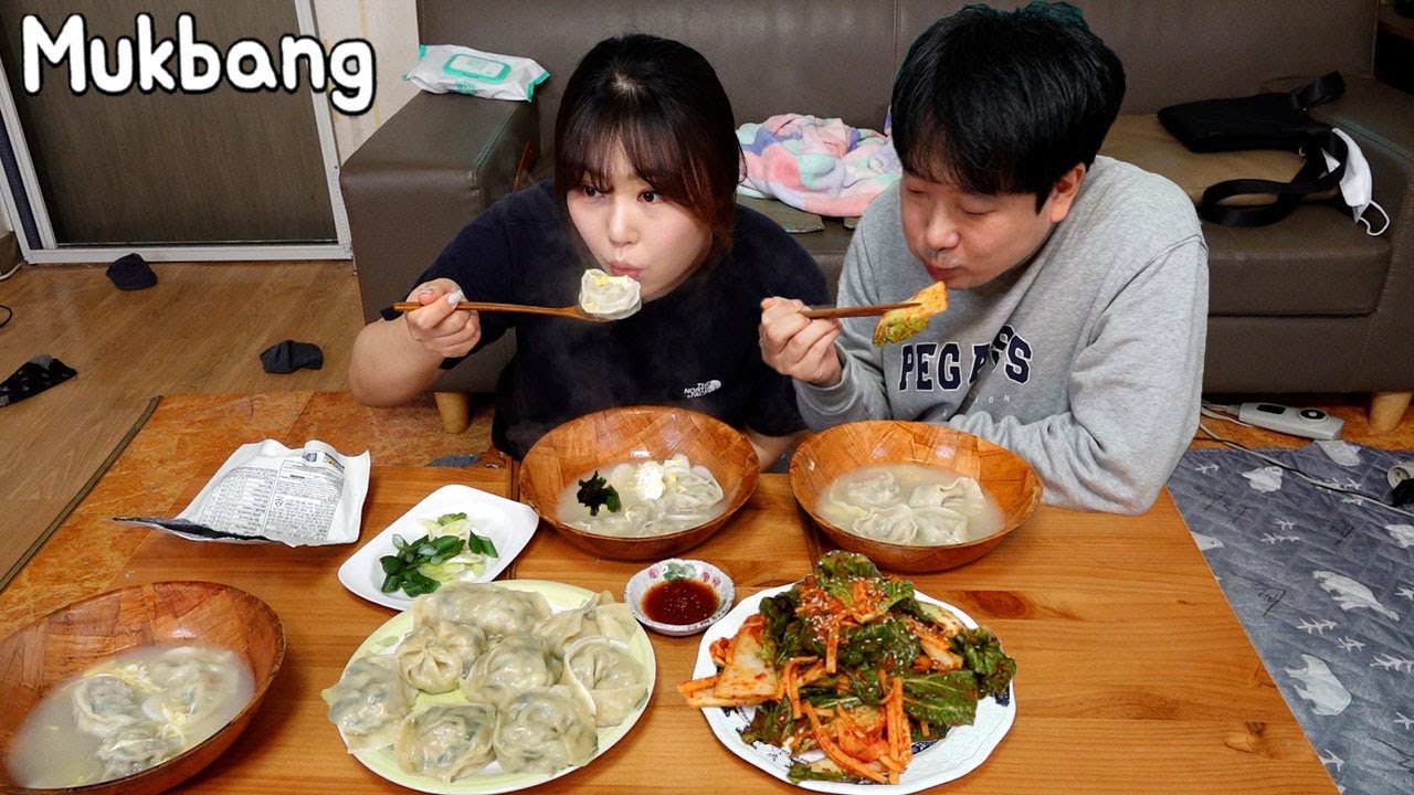 Mukbang | Пельмени по-корейски и кимчи Бомдонг мы приготовили вместе.