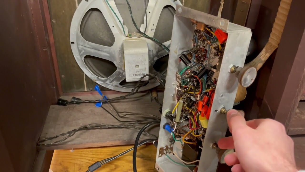Repairing a 1950s RCA tube amp from the side of the road