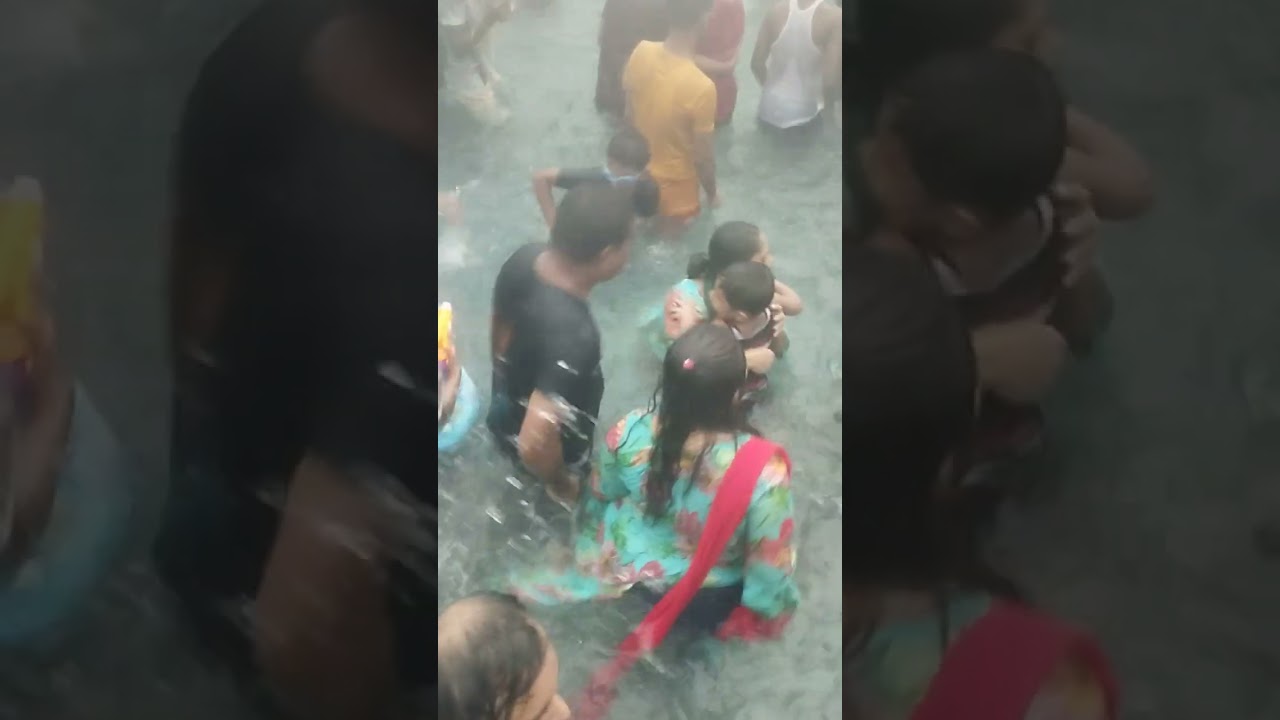 ড্রিম হলিডে পার্কে বৃষ্টির মধ্যে নাচানাচি