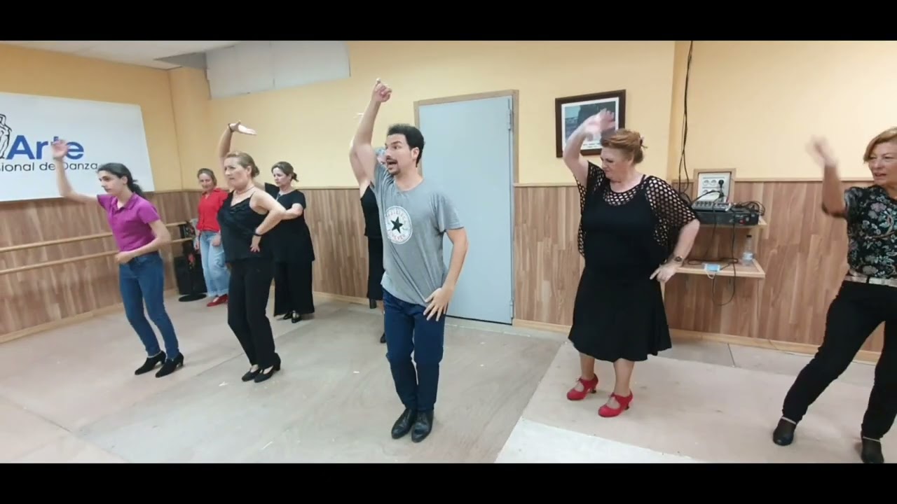 Clase con alumnos de iniciación al Flamenco
