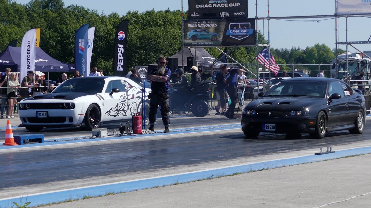 Pontiac GTO 6.0 vs Dodge Challenger SRT Hellcat 6.2 1/4 mile drag race