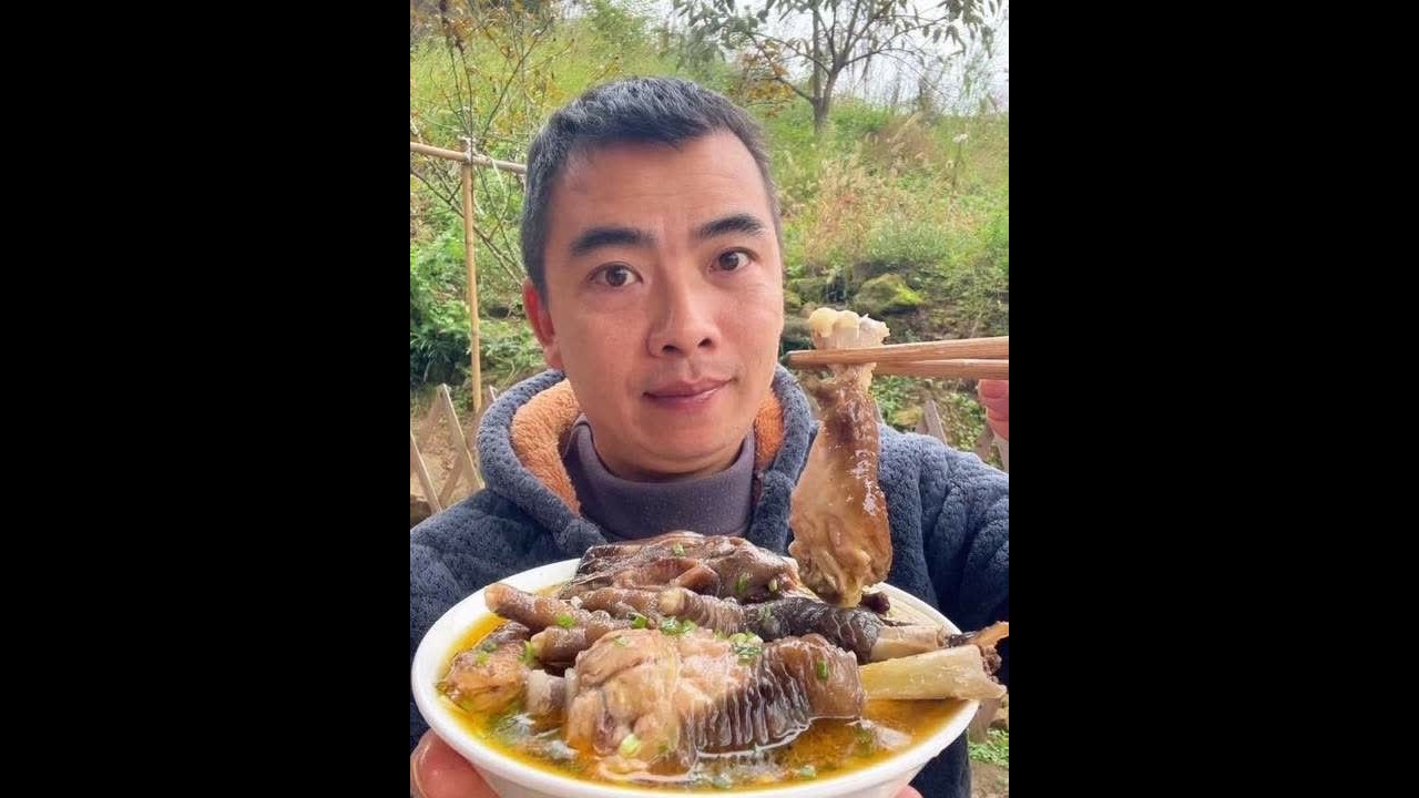兄弟姐妹们 吃饭了哦 今天吃鸡肉 简简单单又是一餐#抖音美食推荐官 #抖音美食 #普通的饭菜都是家的味道 @DOU+小助手