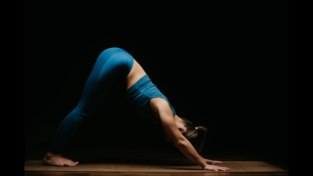 Jak na pozici: PES HLAVOU DOLŮ (Adho Mukha Svanasana) - Joga s Češkou