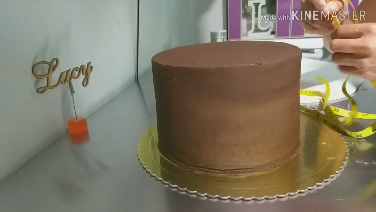 Cómo forrar con masa elástica pastel de 16 cm de alto