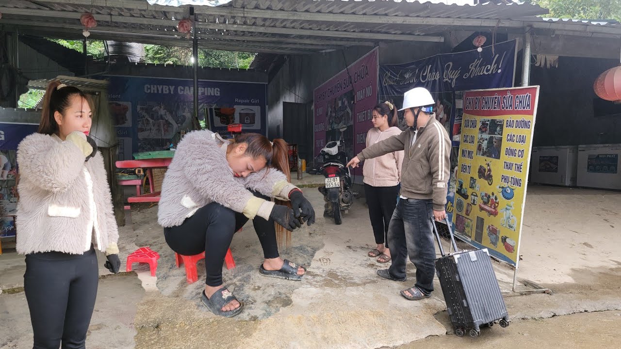 Chy's landlord has returned and will no longer allow Chy to rent the house and open a workshop here.