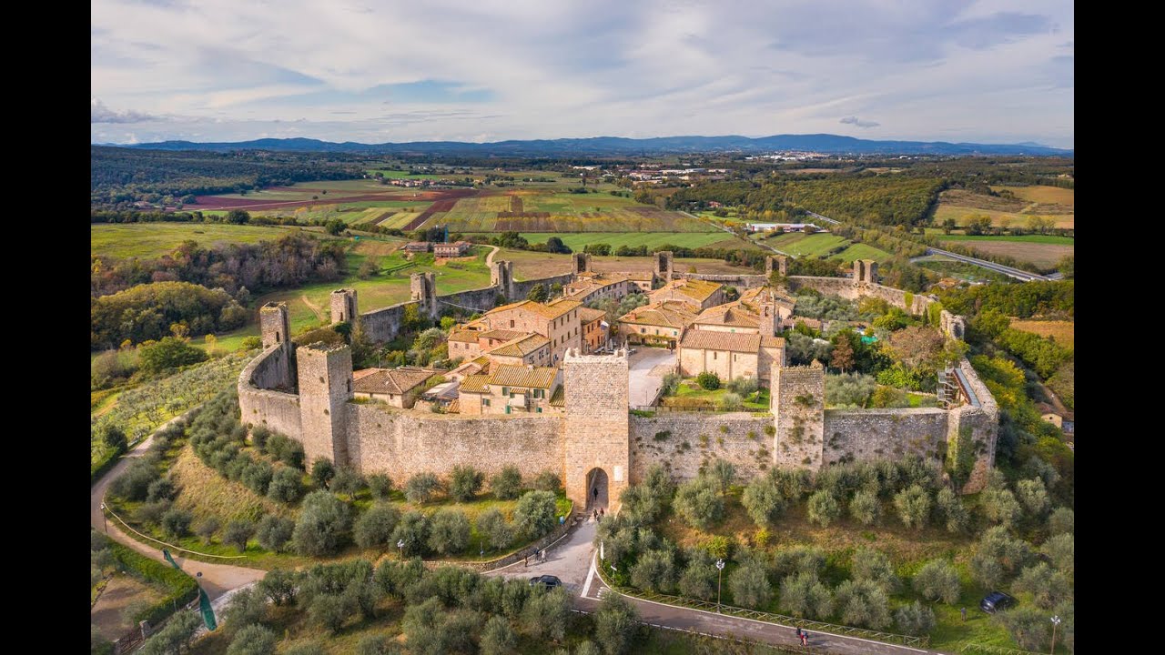 WALKING TOUR OF THE MEDIEVAL TOWN OF MONTERIGGIONI (4K) - WITH SUBTITLES - MAY 2024