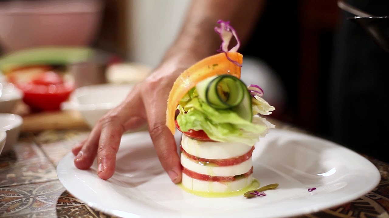EASY FOOD salade tomates mozzarella suivie d'un croque monsieur.