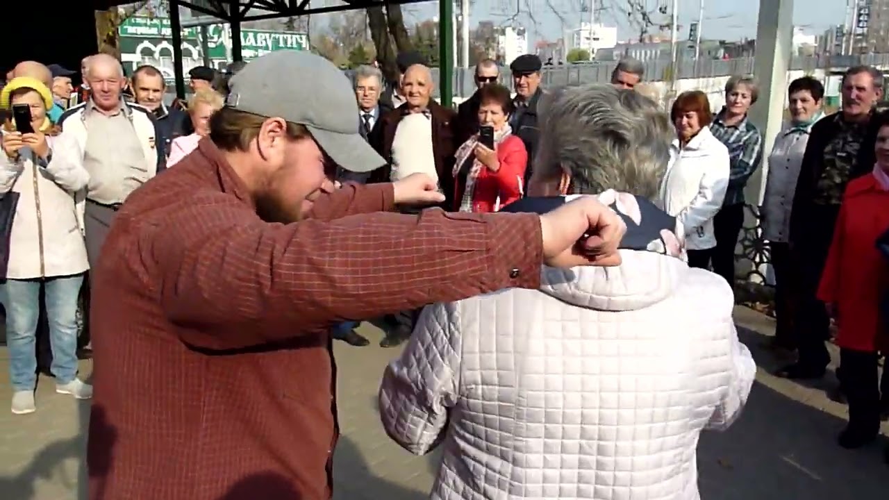 Пляска под гармонь.Сквер гармонистов г.Орла.