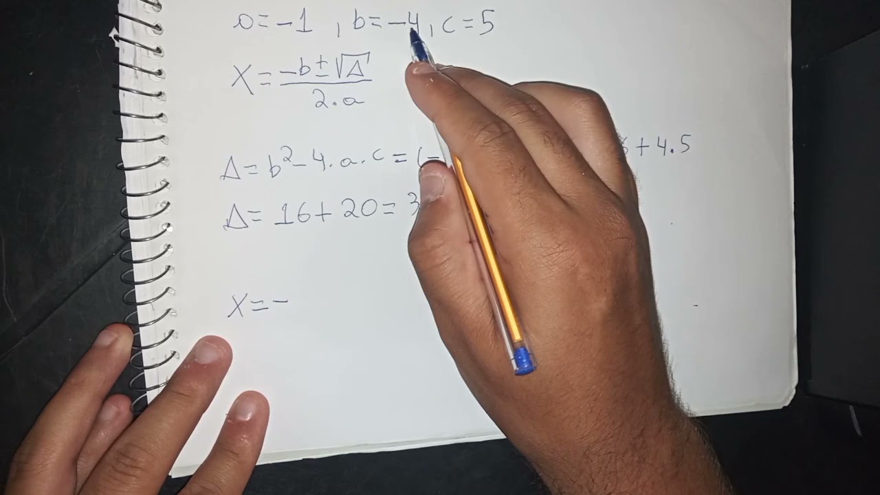 Dada a equação -x² -4x +5 = 0, podemos afirmar que o conjunto de soluções dessa equação é: