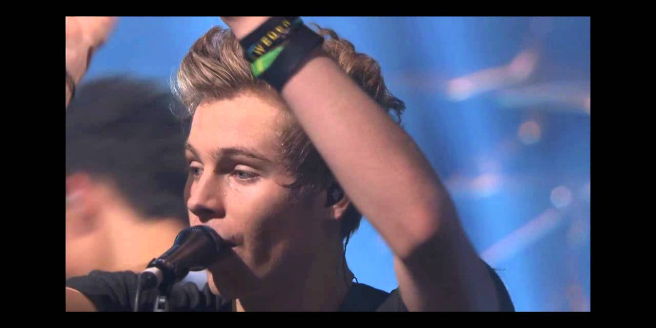 5 Seconds Of Summer - She Looks So Perfect live from the Itunes Festival
