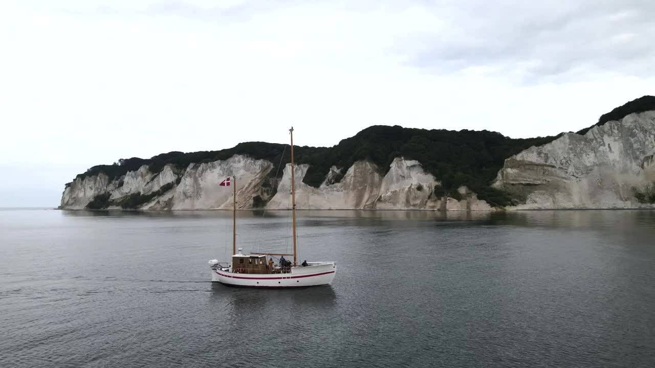 Bjarne sejler turister ud til Møns Klint