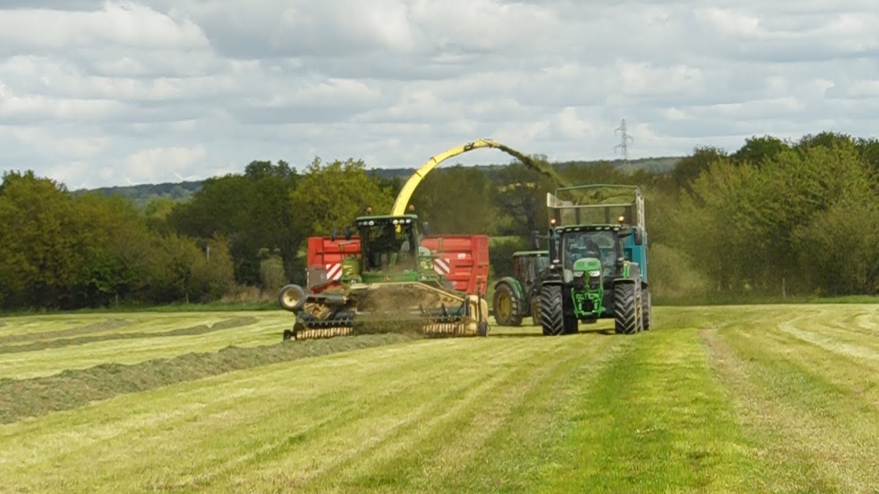 NOUVEAU TRACTEUR SUR LA FERME POUR LES ENSILAGES D'HERBE AVEC UNE TEAM 100% JOHN DEERE - 2022
