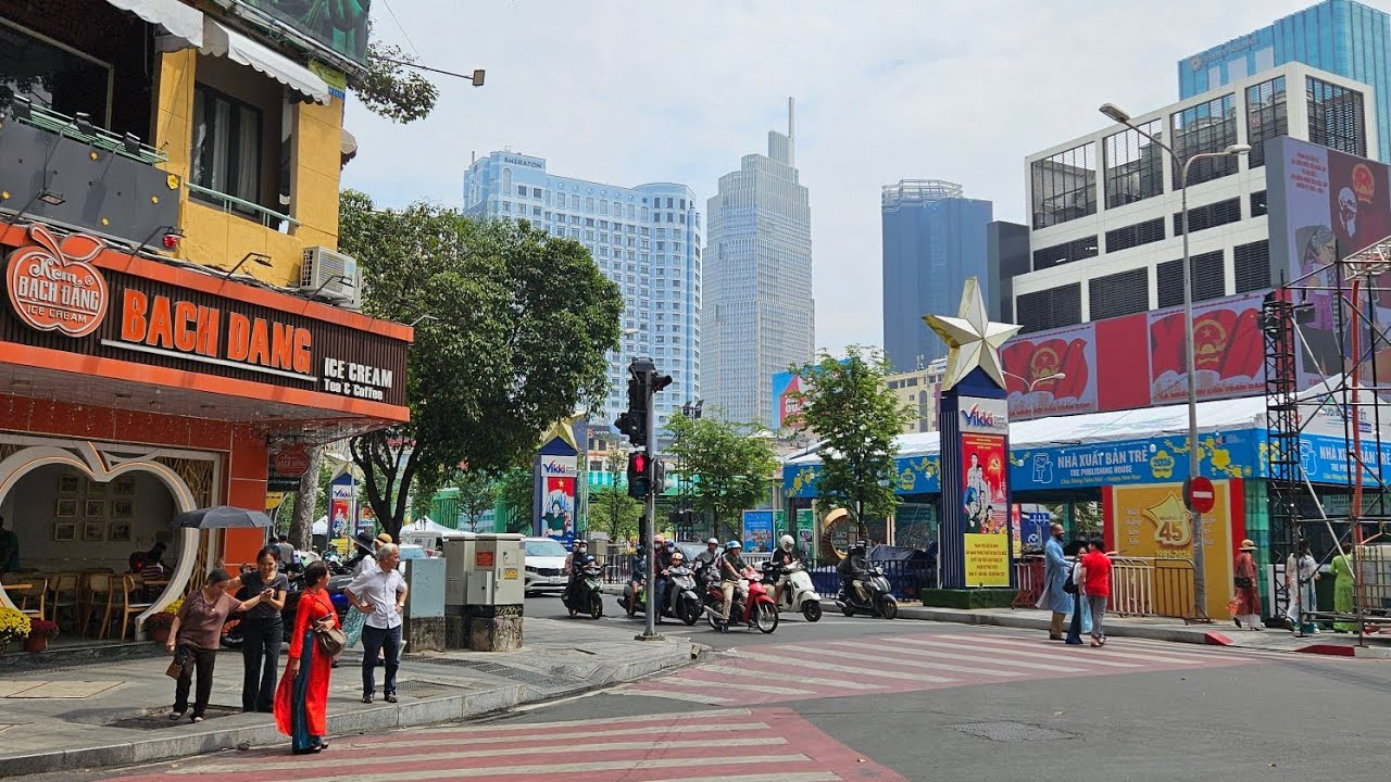 Walking around in Saigon during Tet preparation 