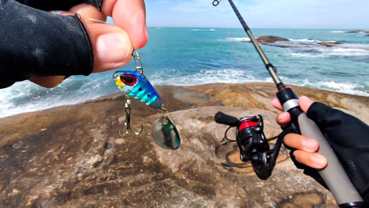 MICRO JIG DE COLHER BRINCOU NAS PEDRAS DA PRAIA! Pescaria Ultralight