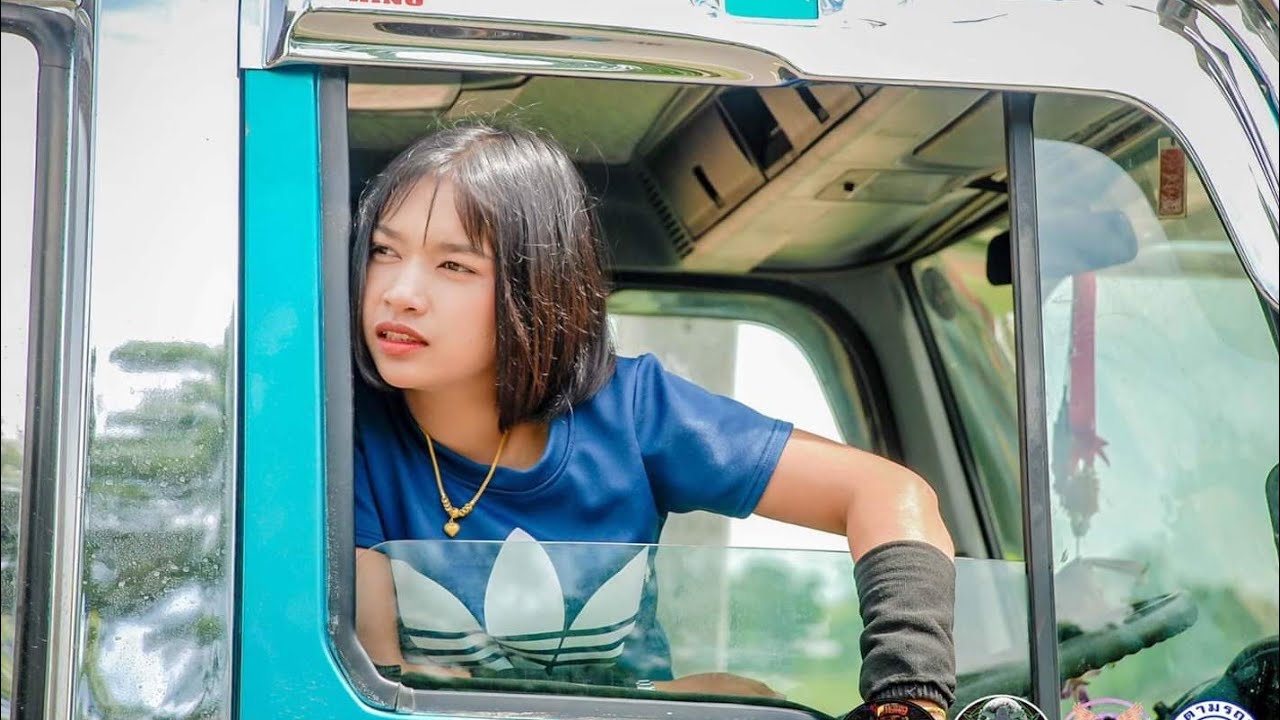 นั่งบนรถคันใหม่ของน้องมุก Dump ptruck