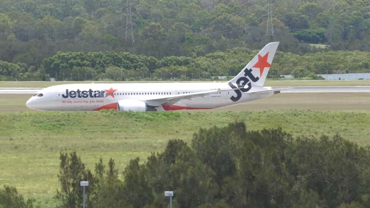 Jetstar JQ23 B787-8 Dreamliner VH-VKI BNE-KIX takeoff