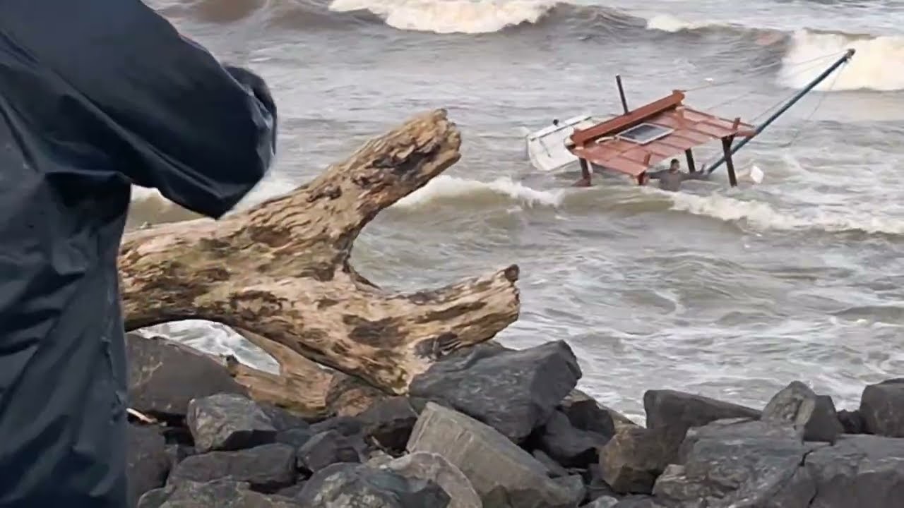 BARCO AFUNDA NA BOCA DA BARRA DO RIO ITAPOC&Uacute; EM BARRA VELHA SC