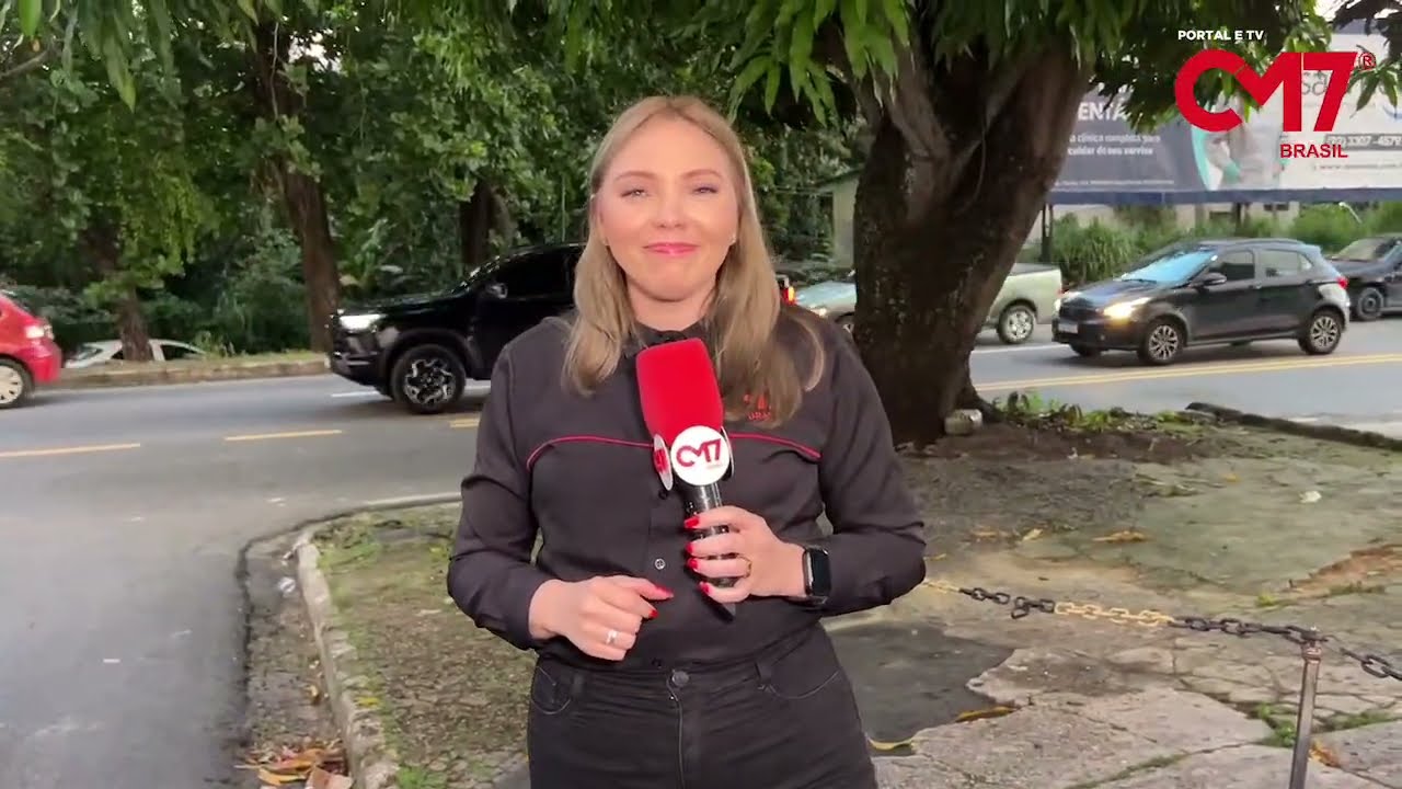Moradores pedem ajuda para resgatar gavião pres0 em bueiro no bairro Parque 10