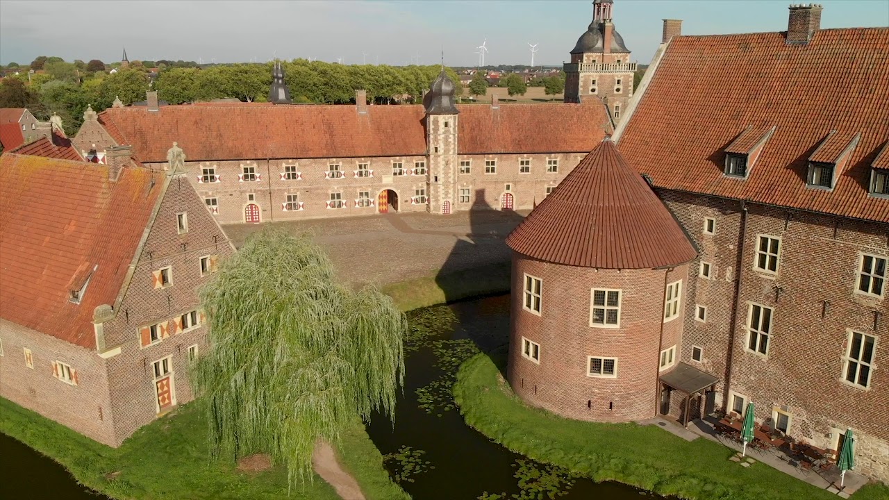 Drohnenflug &uuml;ber das Schloss Raesfeld (Wasserschloss im Kreis Borken)