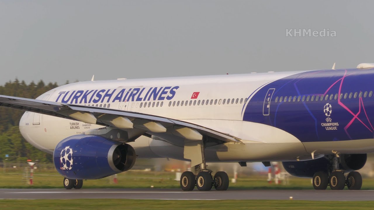 белый A330 iFly садится, турок в окрасе УЕФА взлетает