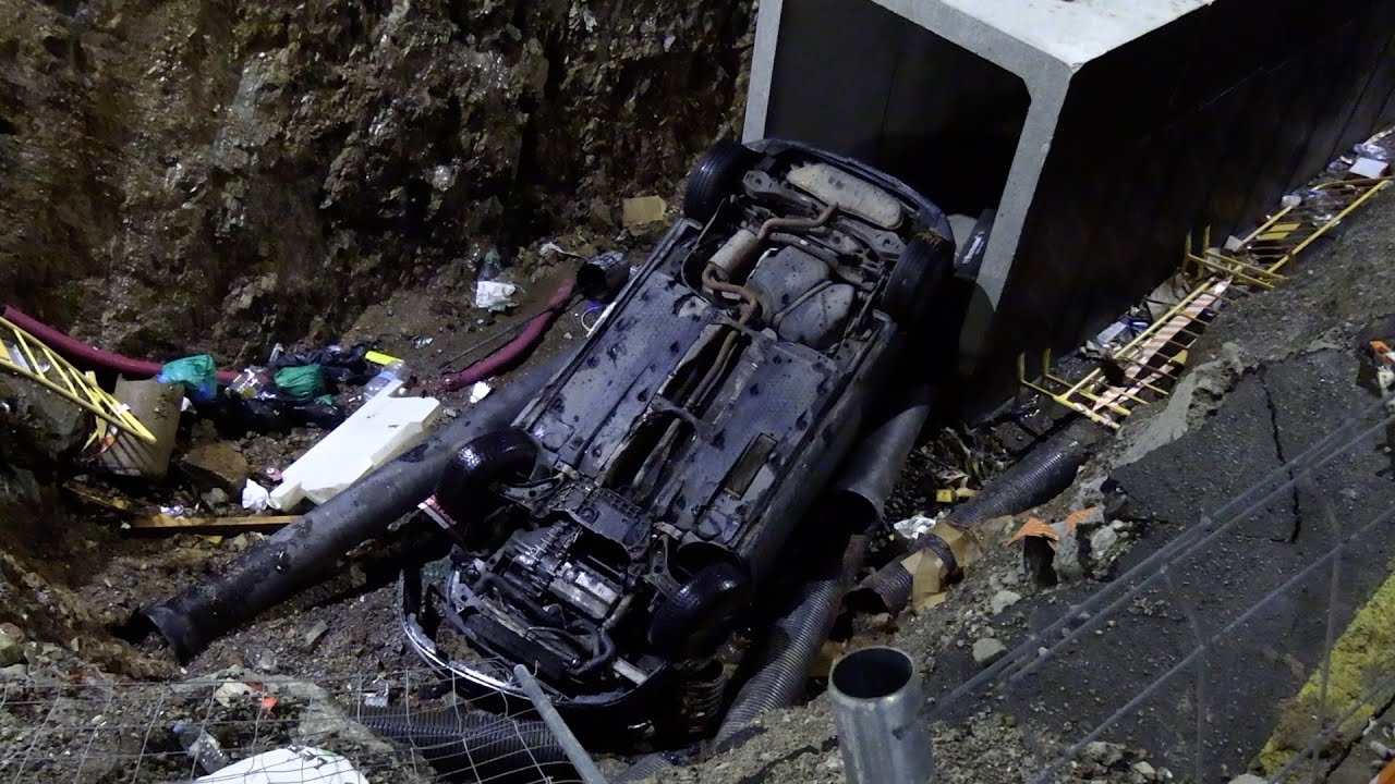Un coche termina volcado dentro de la obra de Hadú