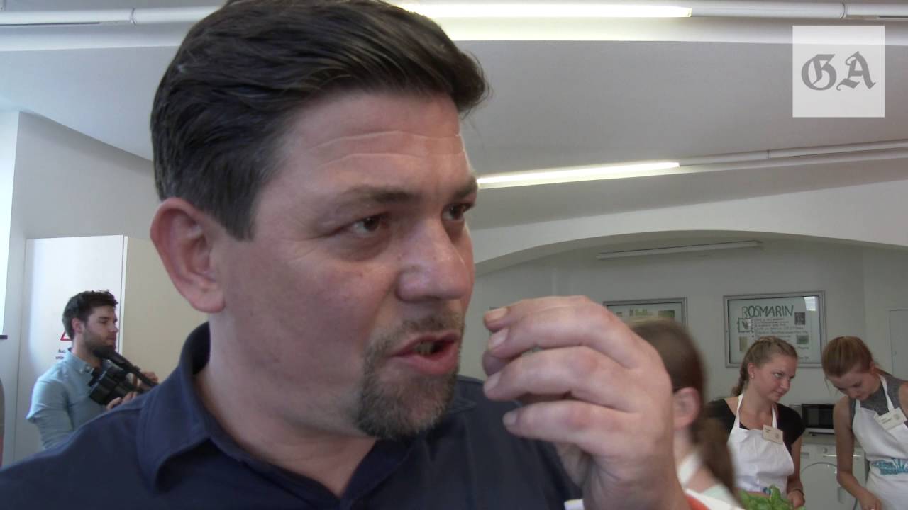 TV-Koch Tim Mälzer weiht neue Bonner Schulküche ein