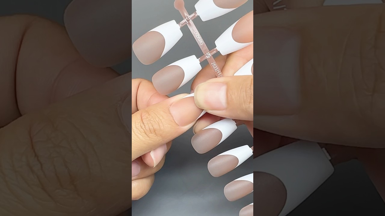 How to Apply Press on Nails with Solid Nail Glue #nails #gelnatips #nailart #gellen #nailtutorial
