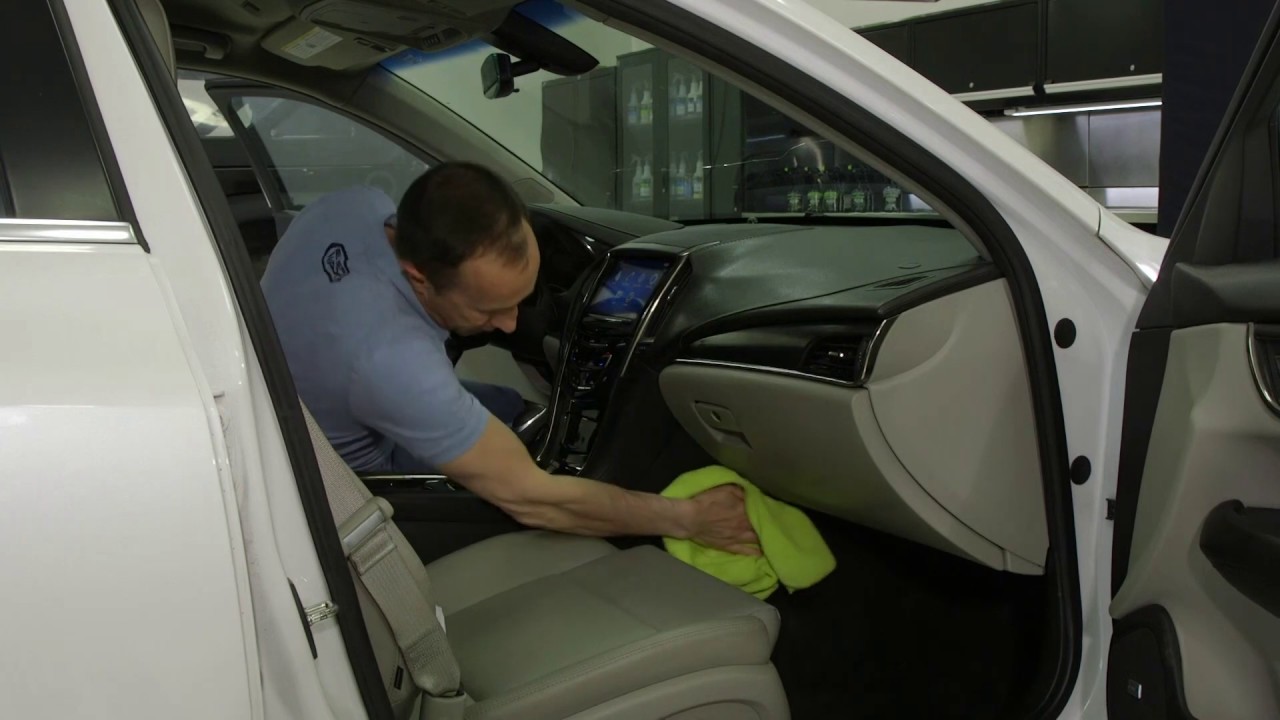 Silverwax: Nettoyer l'intérieur d'un véhicule | Virage Auto