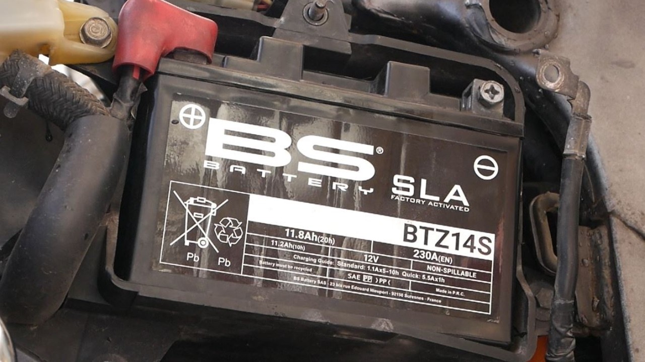 EASY! Battery replacement on the Transalp 650 or 700