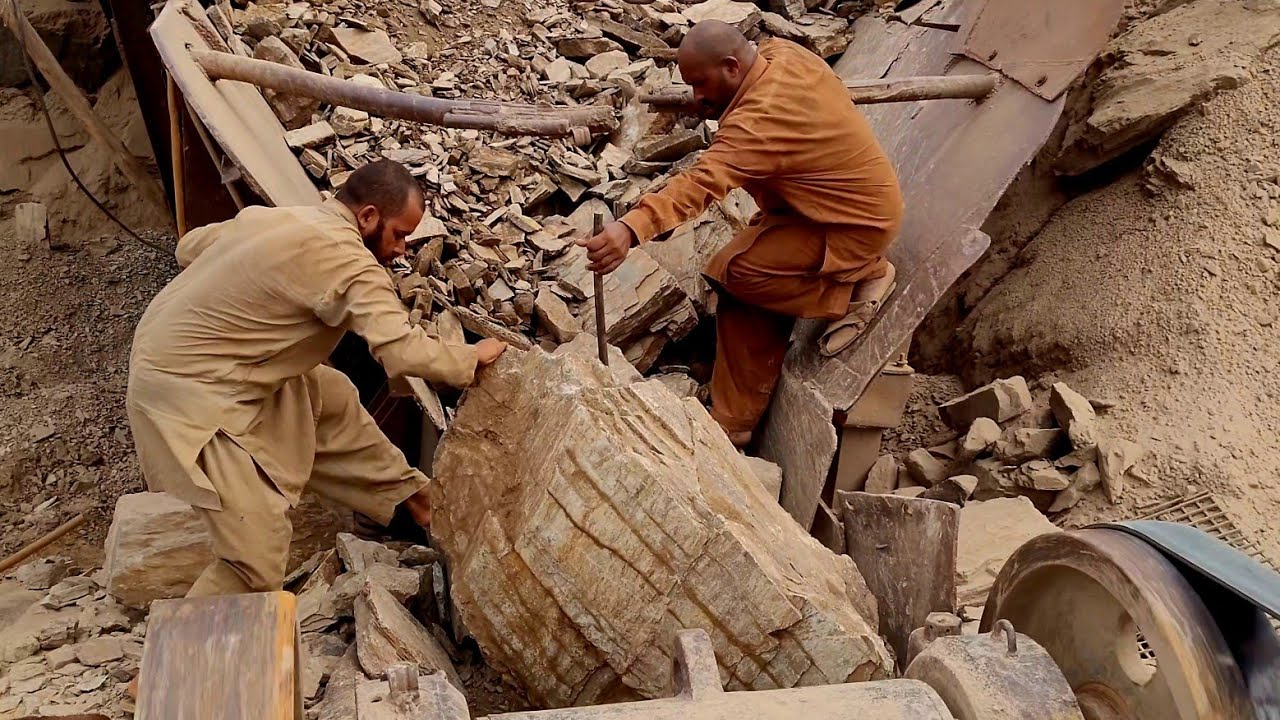 Super Giant Rock Got Stuck | Satisfying Stone Crushing |  Jaw Crusher in Action by Genii Videos