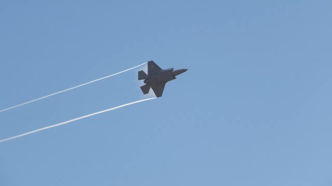 F-35 INSANE KNIFE EDGE 360 to VERTICAL CLIMB at the Salinas Airshow 4k 6fps