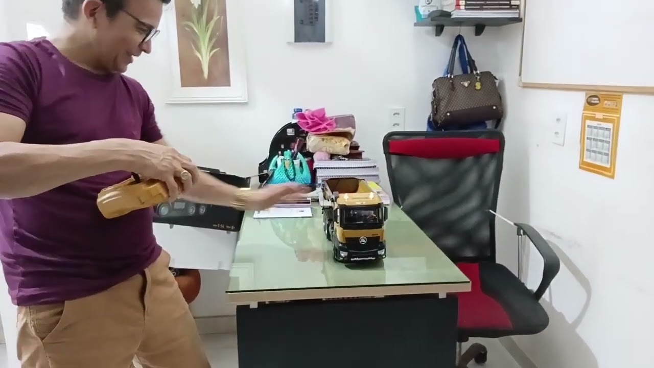 Novo caminhão da marca huina rc caçamba 1573 de controle, muito top 